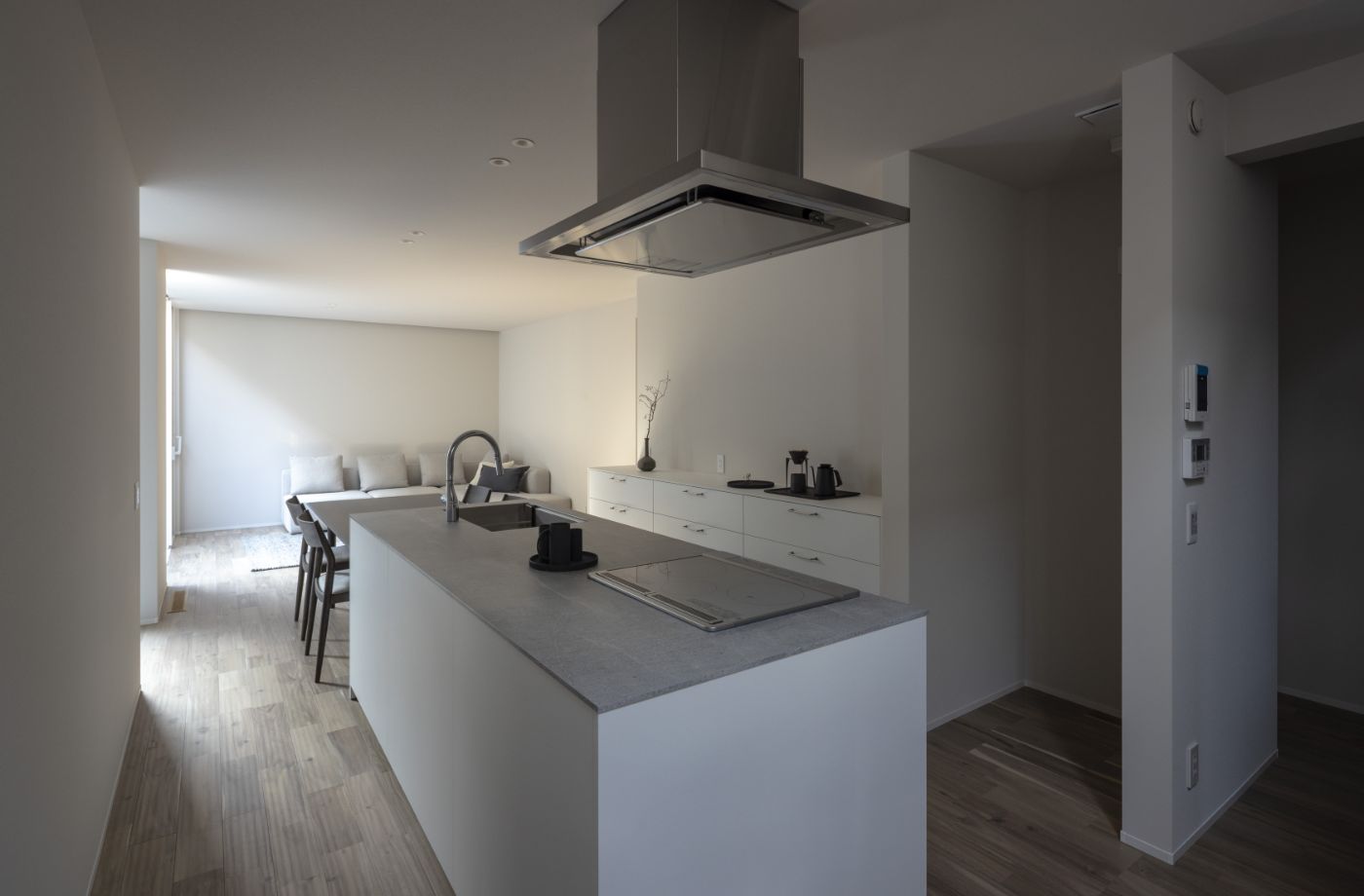 アイランドキッチンからダイニングとリビングまで見渡せる、一直線につながる開放的な室内の様子