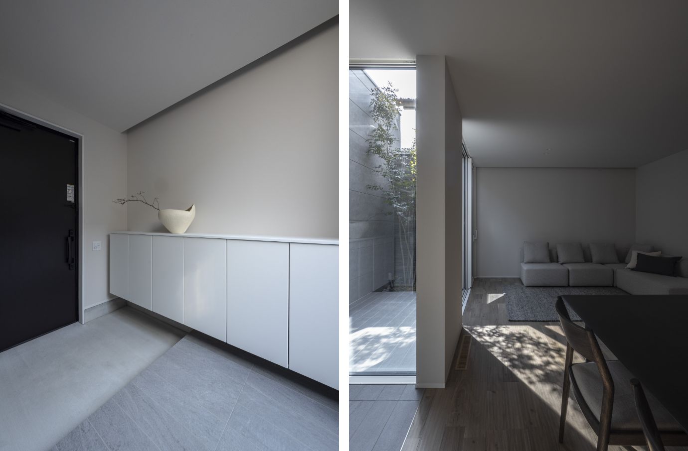 玄関ホールの収納カウンターと中庭に面したリビングを並べて見せた、抜け感のある内観の様子